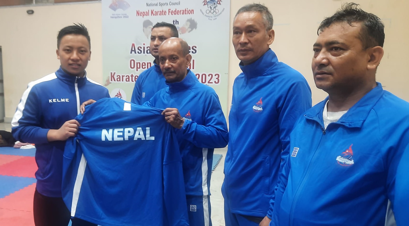 करातेको बी टिमका खेलाडीलाई ट्र्याकसुट प्रदान गर्दै निवासगोपाल वैद्य। तस्बिर : दीपक श्रेष्ठ।